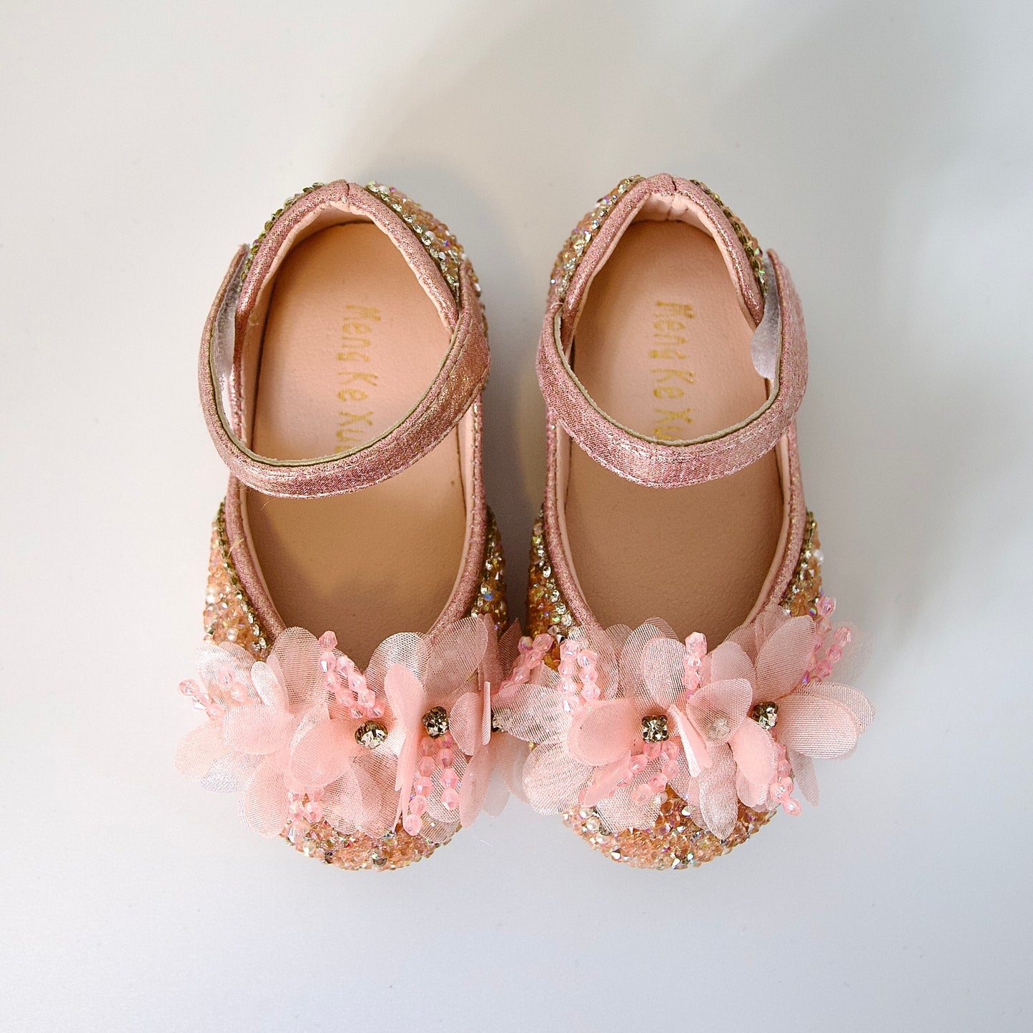 Zapatos rosados con flores y cristales — perfectos para brillar