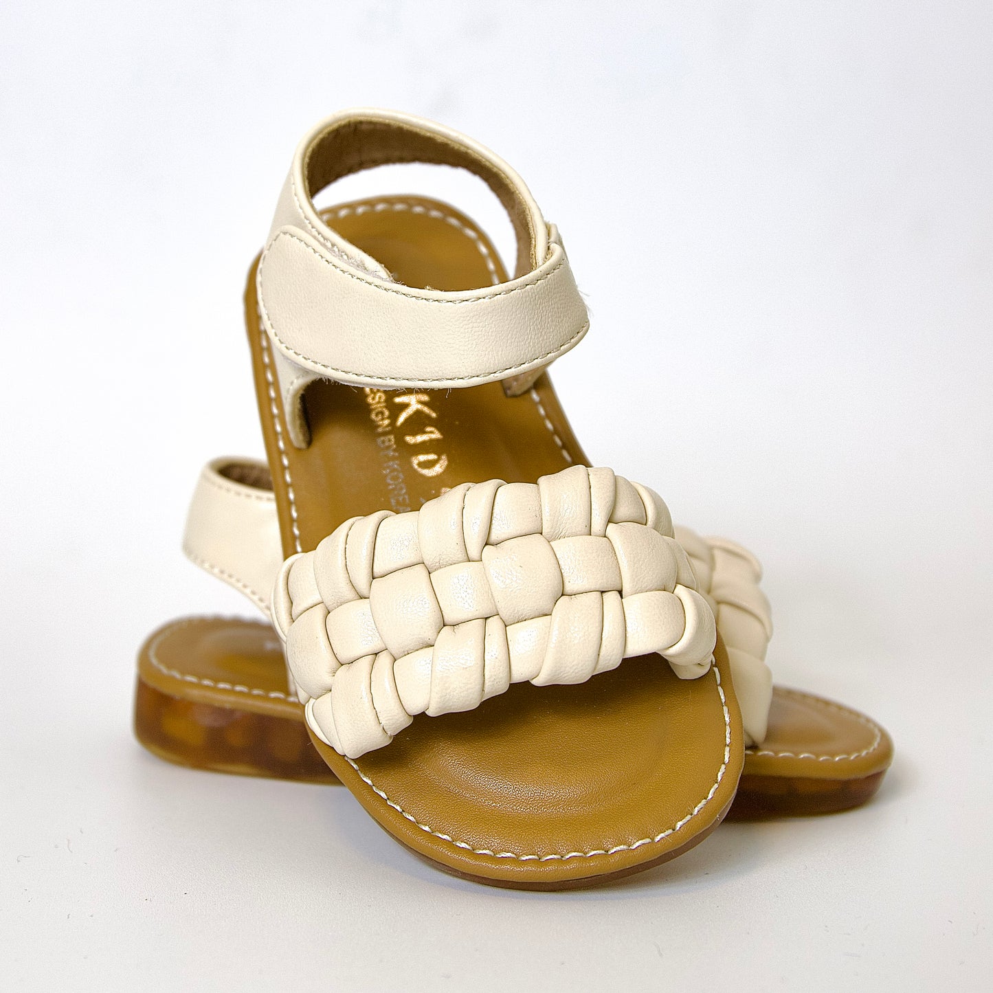 Sandalias tejidas color beige — perfectas para paseos, juegos y días soleados