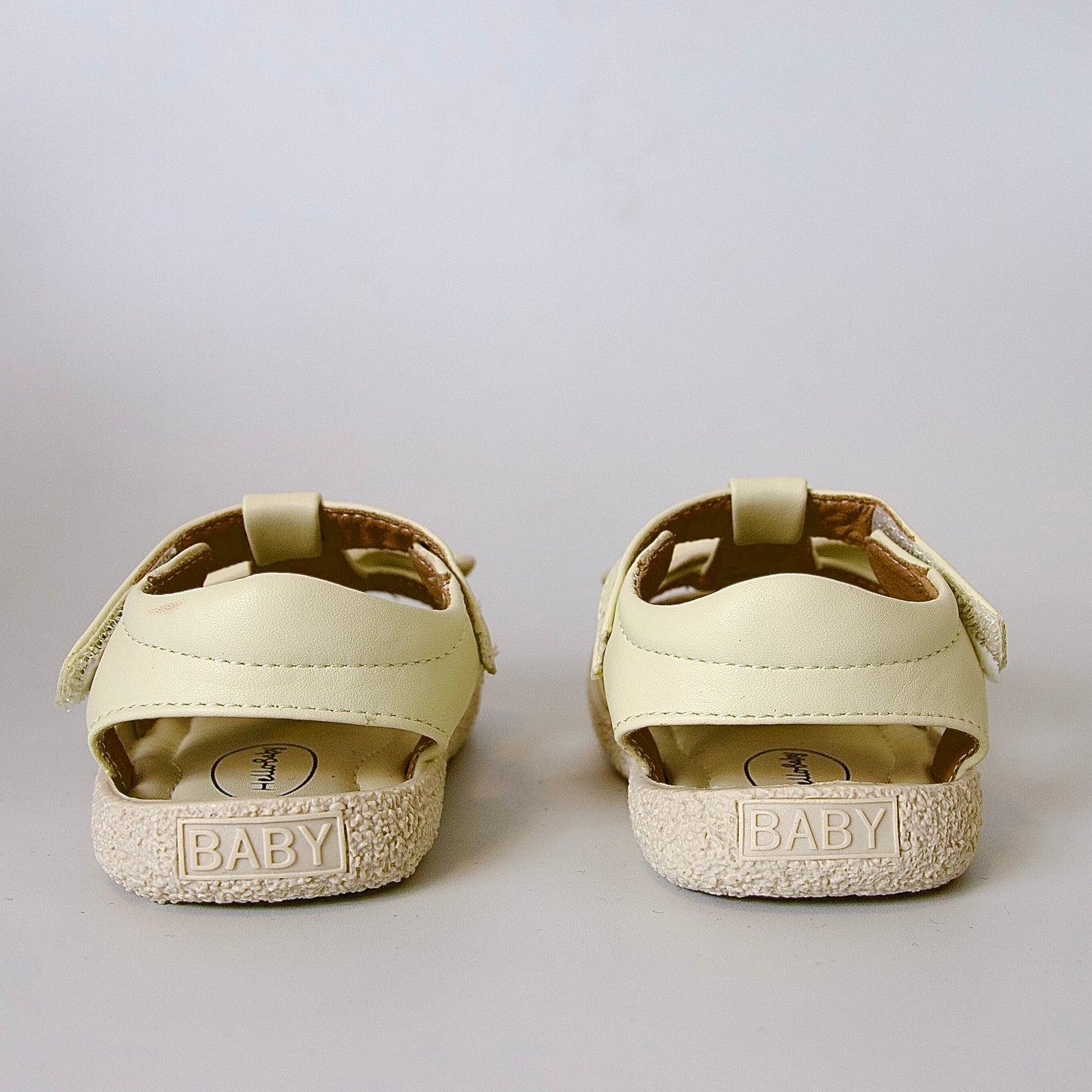 Sandalias beige con moño y punta cerrada — perfectas para el jardín y la arena
