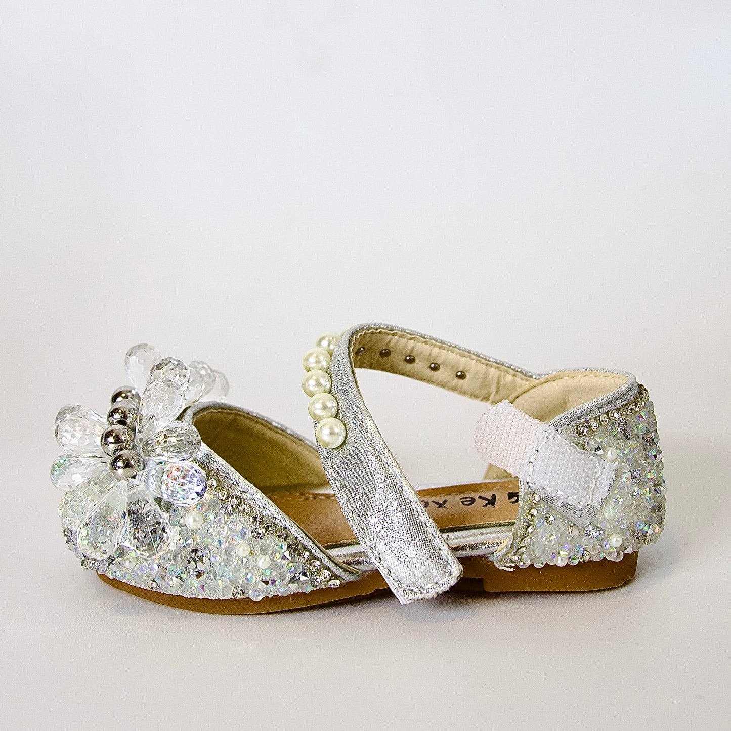 Zapatos festivos con cristales, perlas y cuentas plateadas