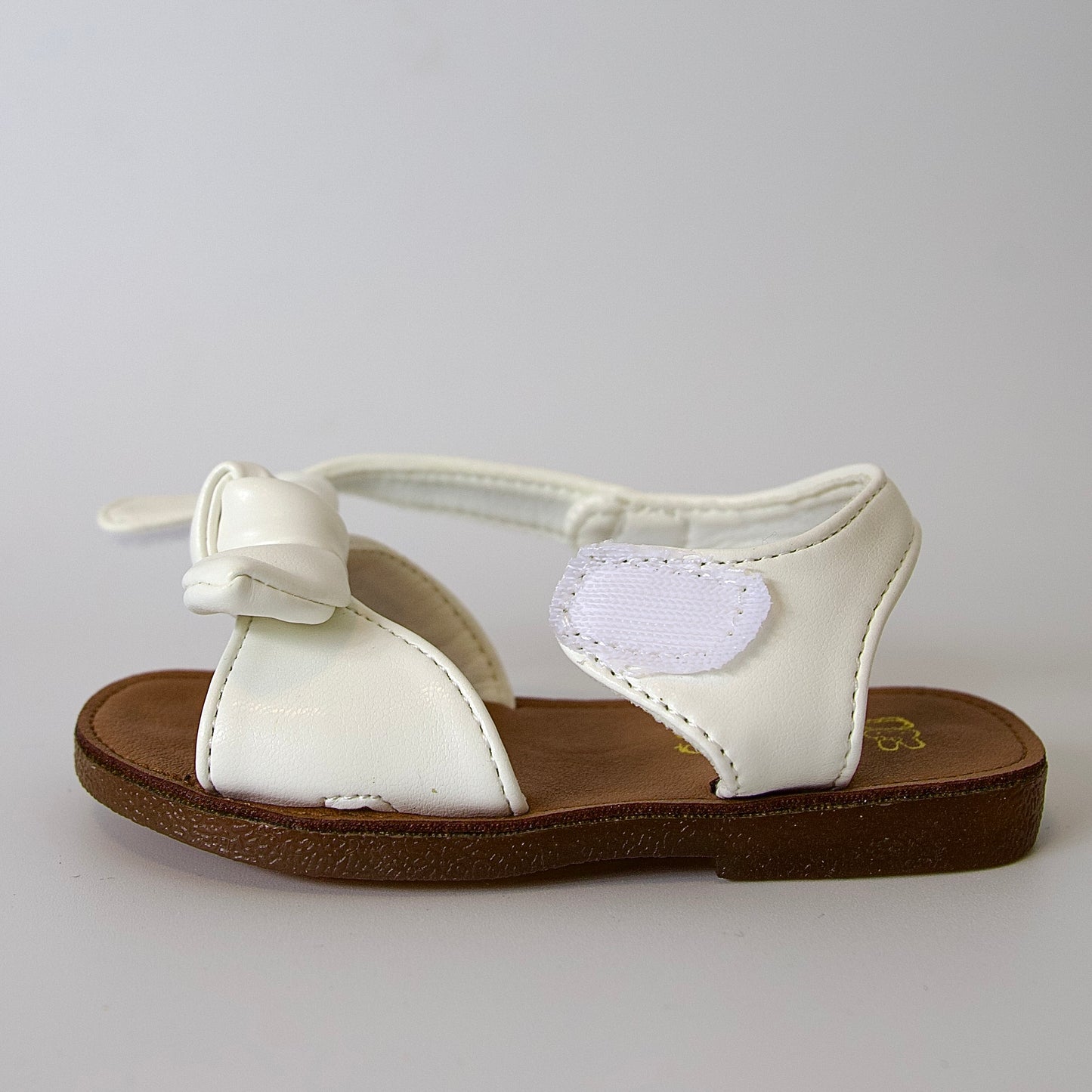 Ligereza y estilo
Sandalias minimalistas con moño suave