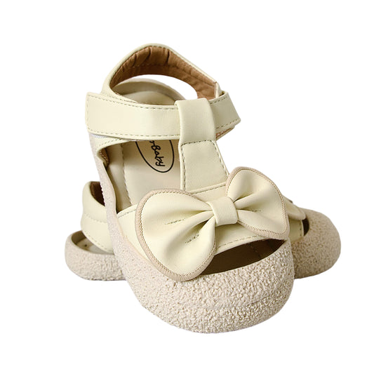 Sandalias beige con moño y punta cerrada — perfectas para el jardín y la arena
