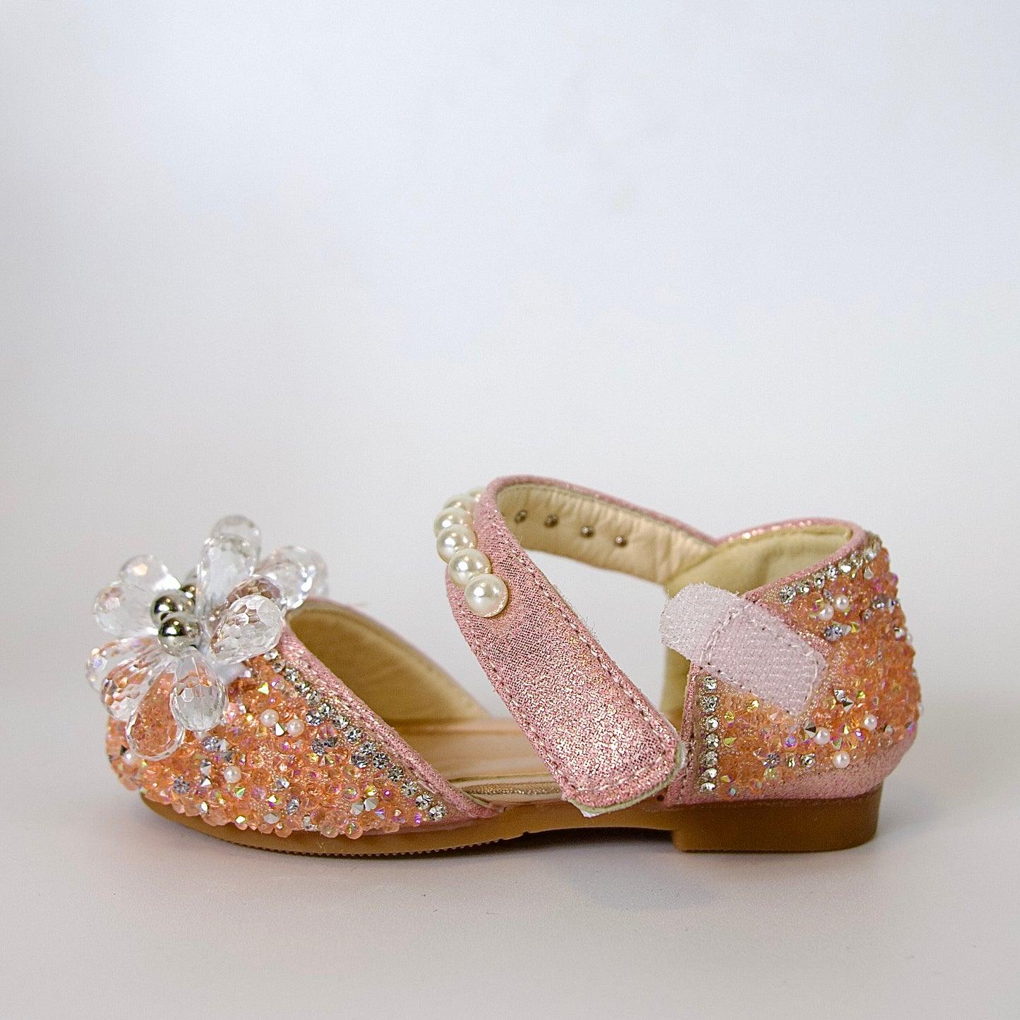 Zapatos festivos con cristales, perlas y cuentas plateadas