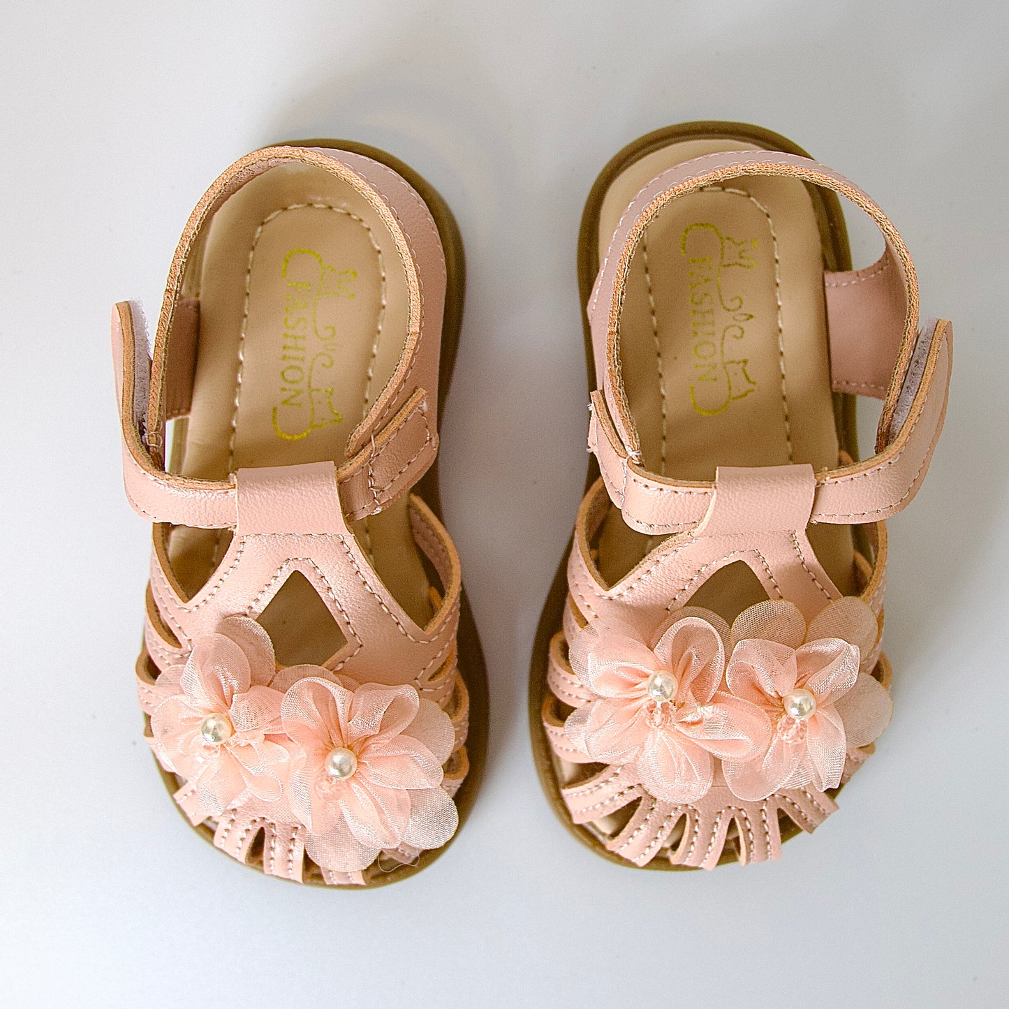 Sandalias rosadas con flores y perlas — perfectas para paseos, jardín infantil y celebraciones de verano!