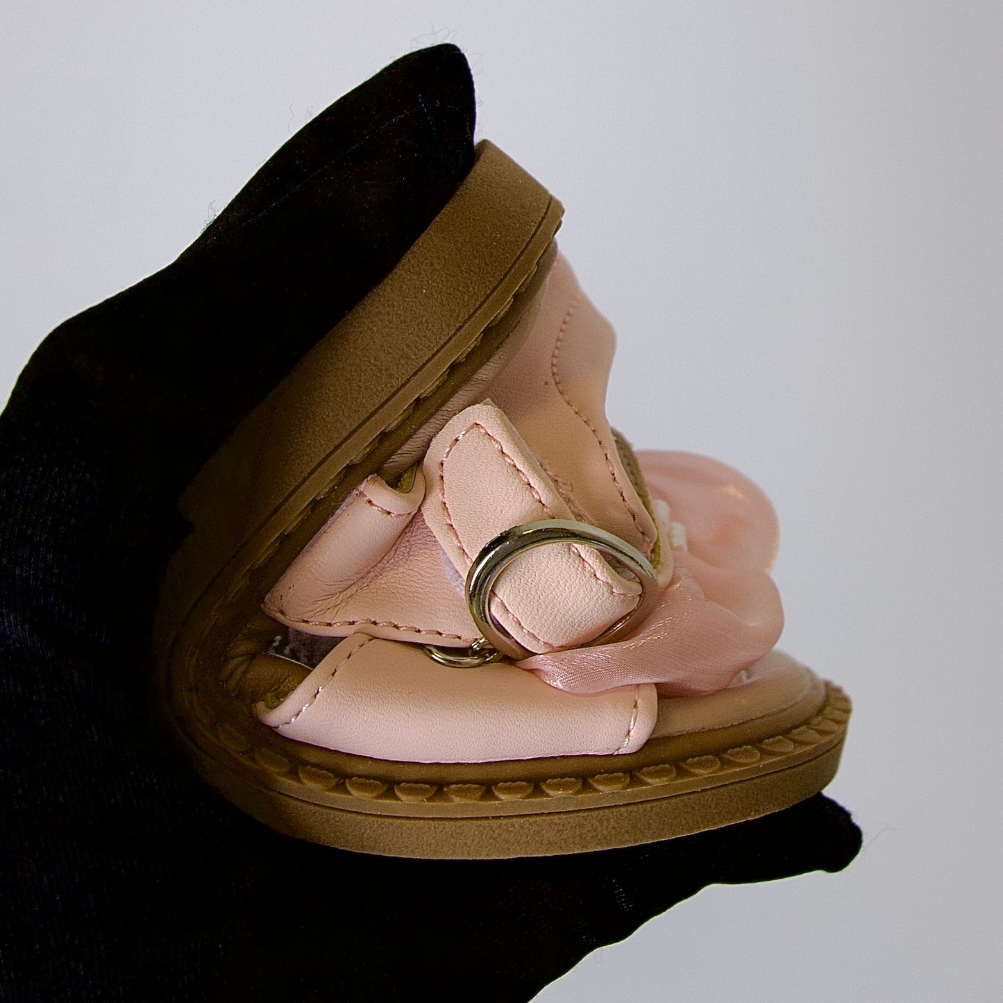 Comodidad con un toque brillante
Sandalias con punta cerrada y lazo con brillos