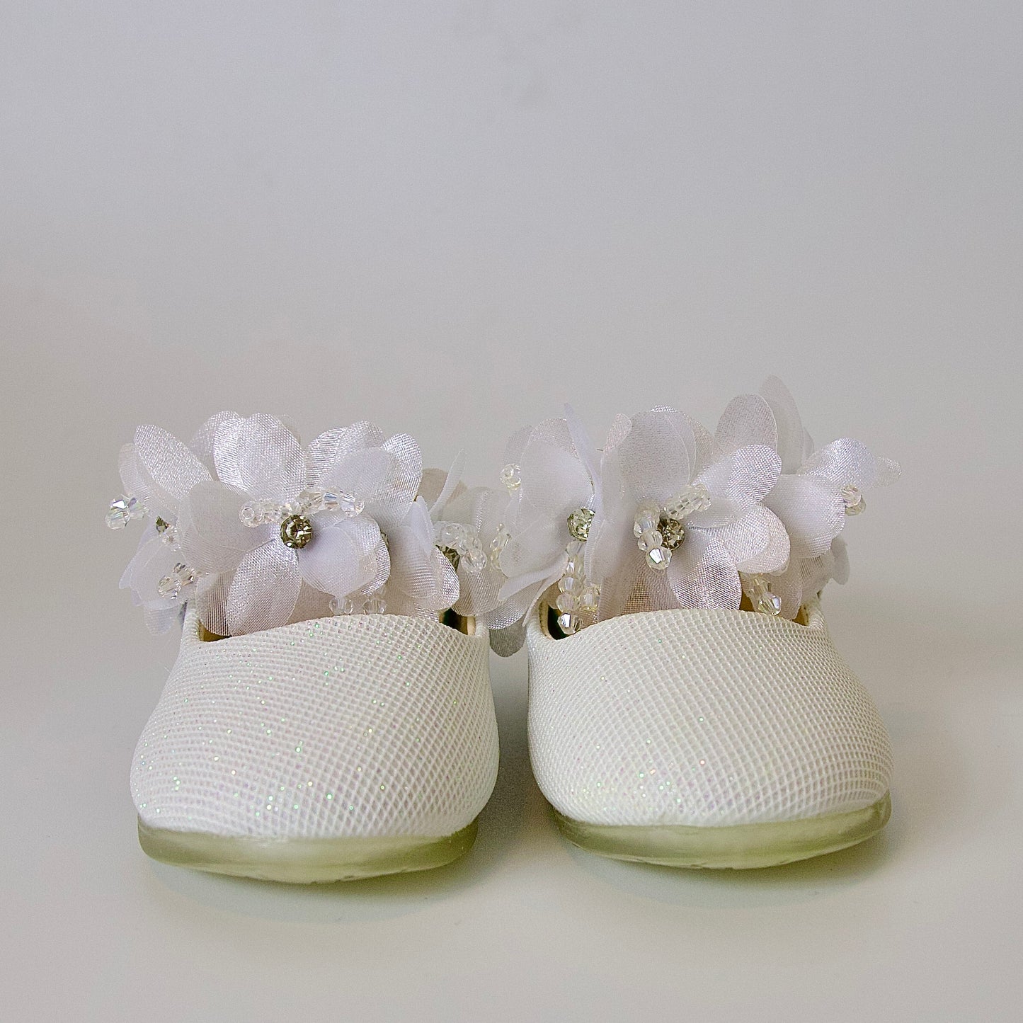 Zapatos blancos elegantes con flores — para celebraciones y momentos especiales
