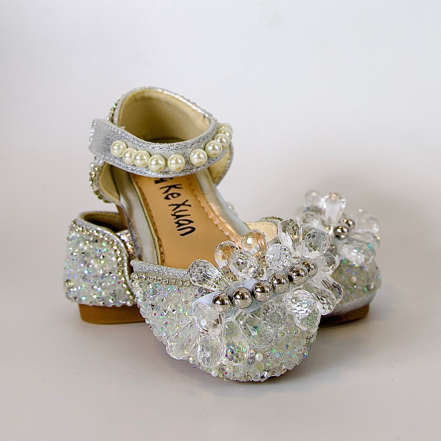 Zapatos festivos con cristales, perlas y cuentas plateadas