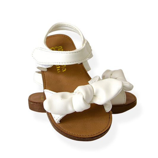 Ligereza y estilo
Sandalias minimalistas con moño suave