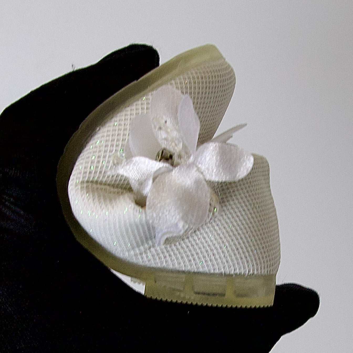 Zapatos blancos elegantes con flores — para celebraciones y momentos especiales
