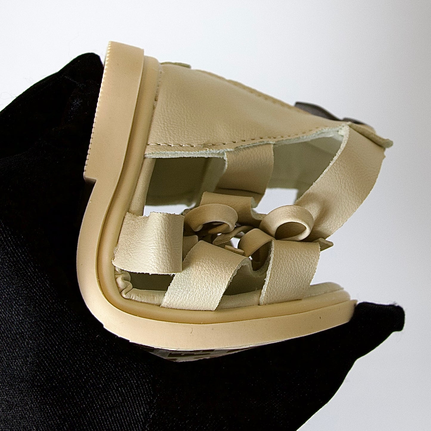 Sandalias tipo gladiador con lazo — modernas, cómodas y perfectas para días activos.