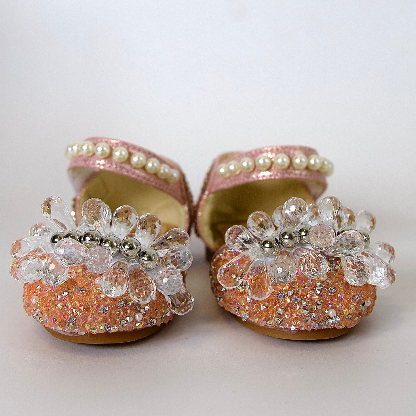 Zapatos festivos con cristales, perlas y cuentas plateadas