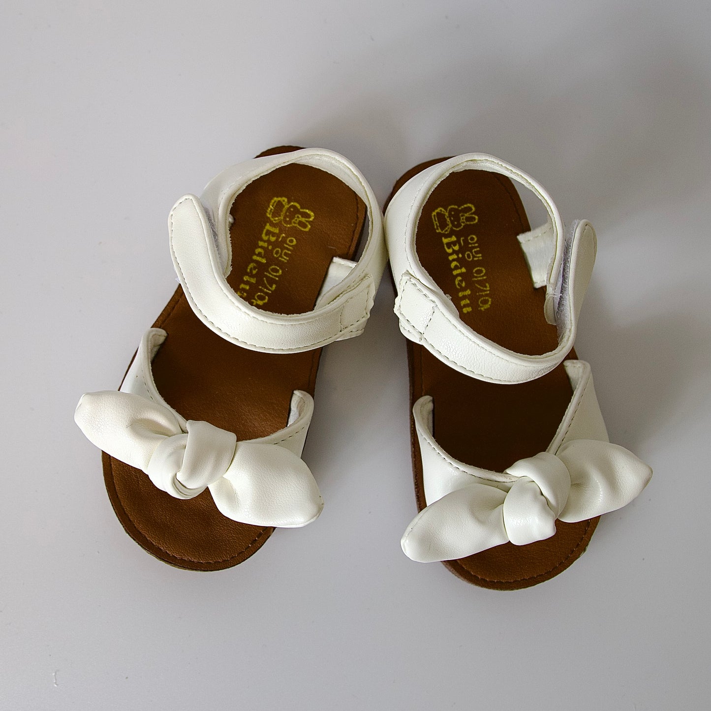 Ligereza y estilo
Sandalias minimalistas con moño suave