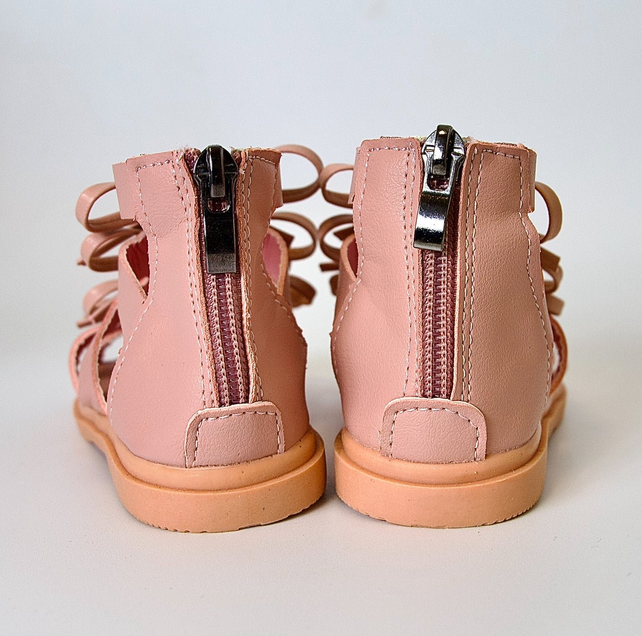 Sandalias tipo gladiador con lazo — modernas, cómodas y perfectas para días activos.