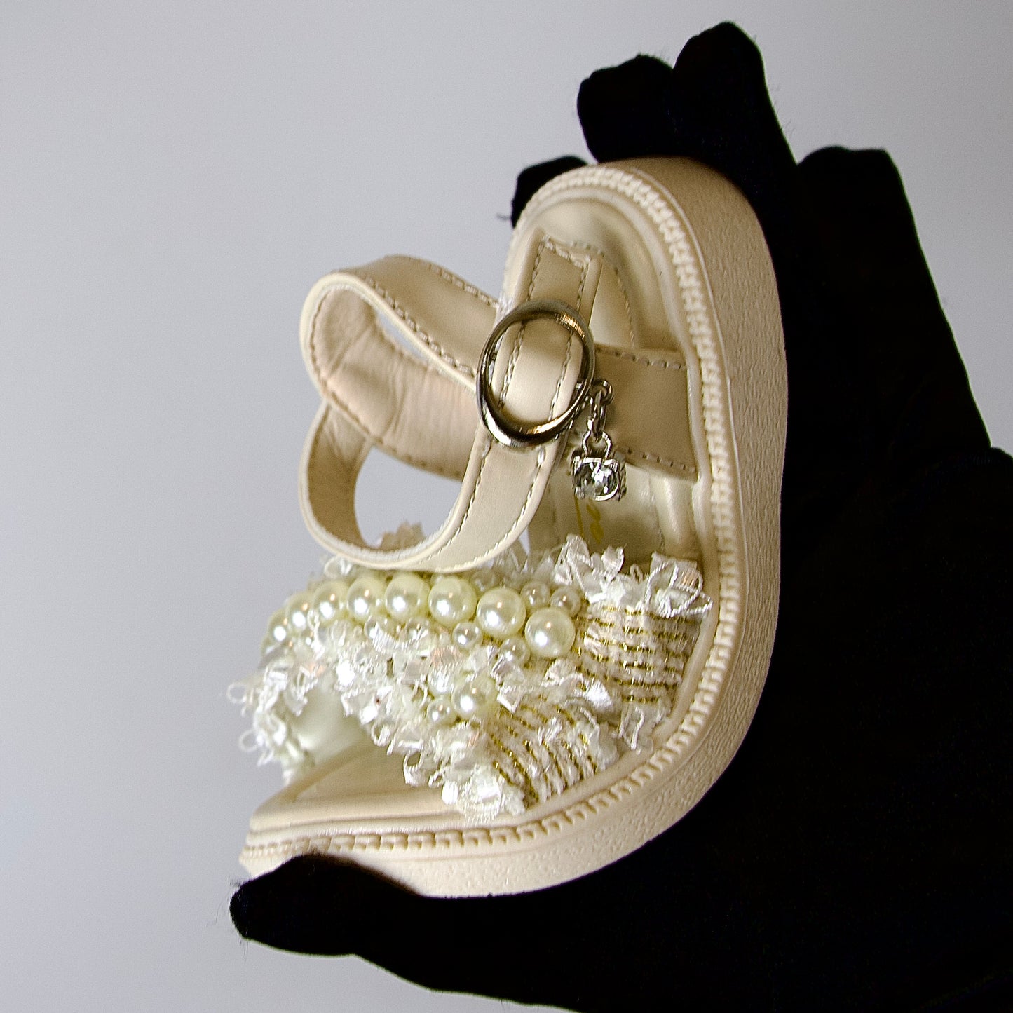 Pequeña dama
Sandalias elegantes con encaje y perlas decorativas