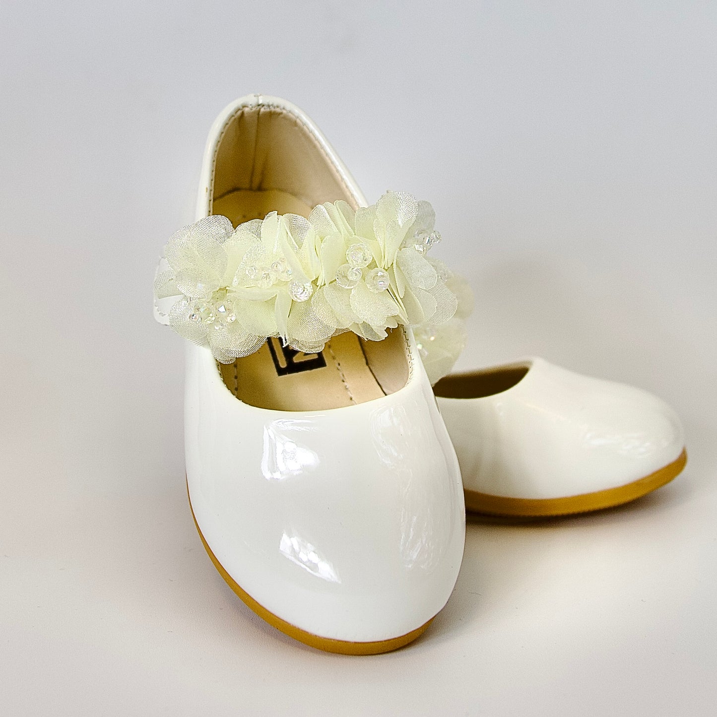 Zapatos charol con flores de cristal — perfectos para momentos especiales