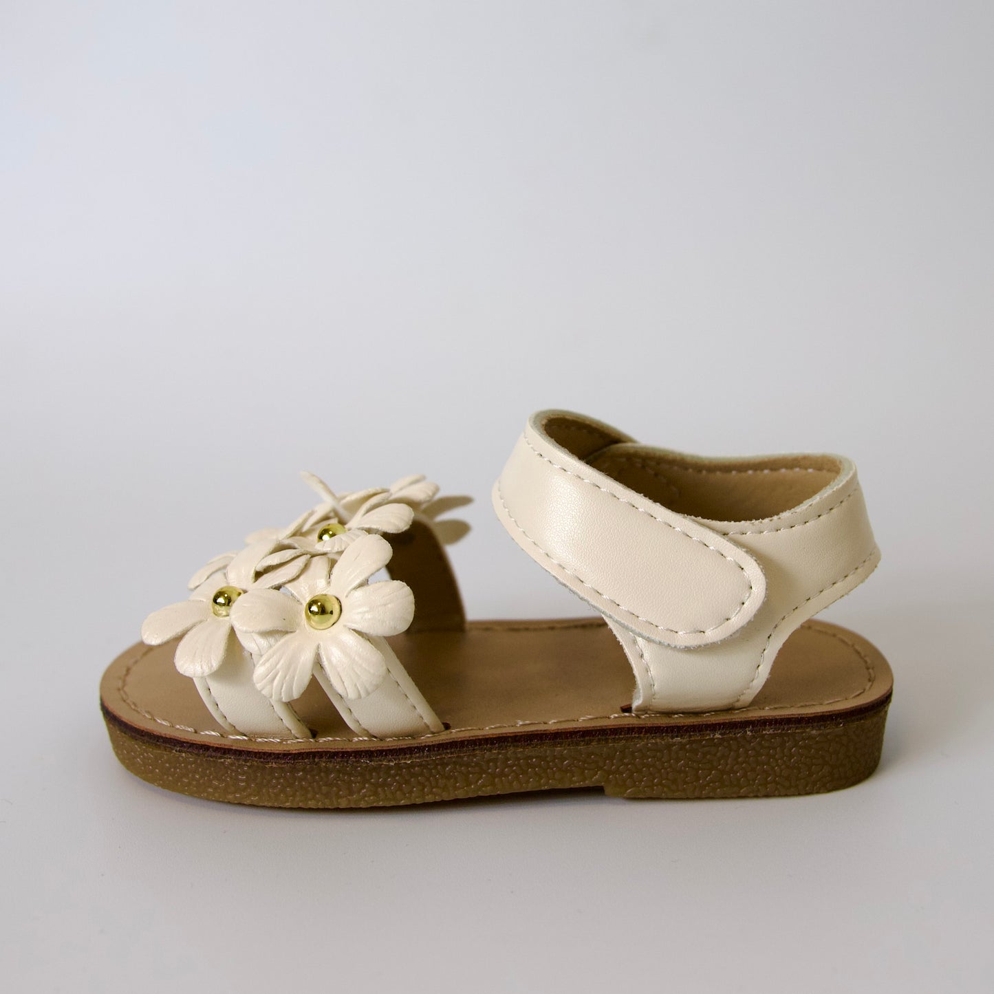 Dulzura en cada paso!
Sandalias con flores en relieve y detalles dorados