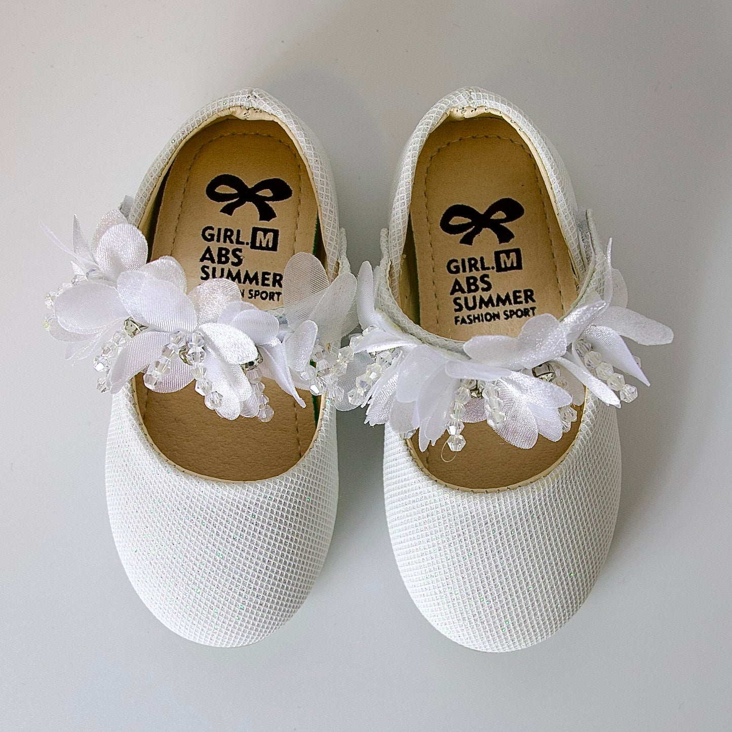 Zapatos blancos elegantes con flores — para celebraciones y momentos especiales