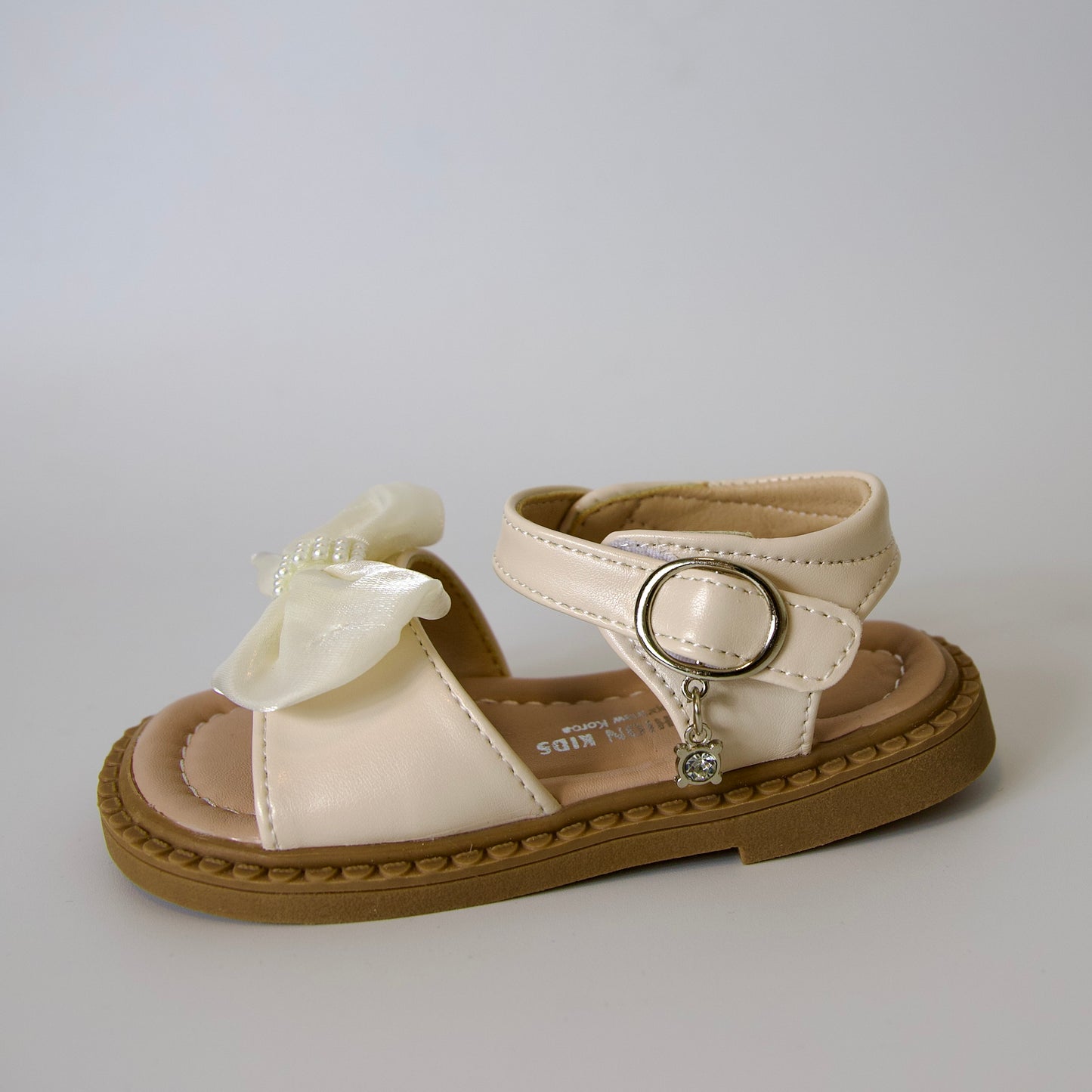 Comodidad con un toque brillante
Sandalias con punta cerrada y lazo con brillos