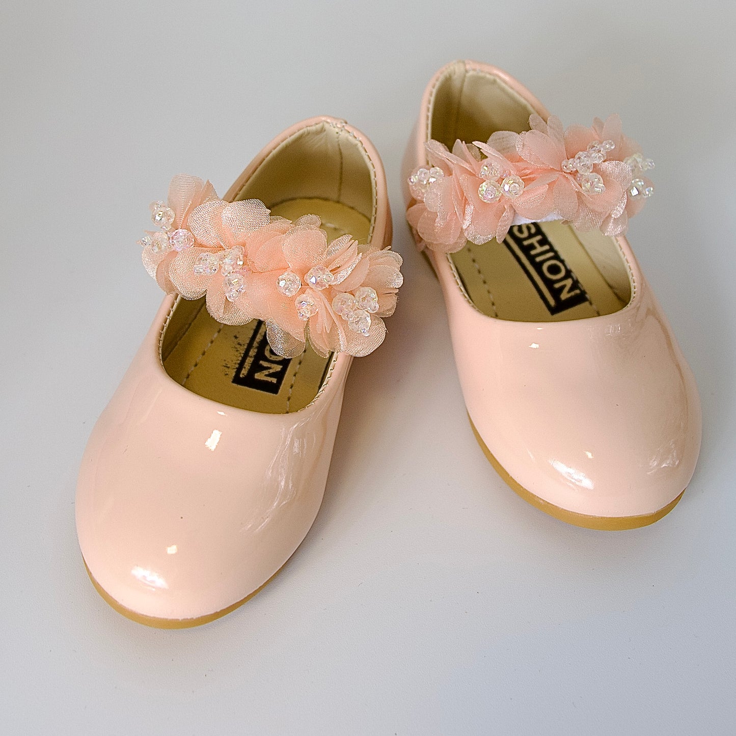 Zapatos charol con flores de cristal — perfectos para momentos especiales