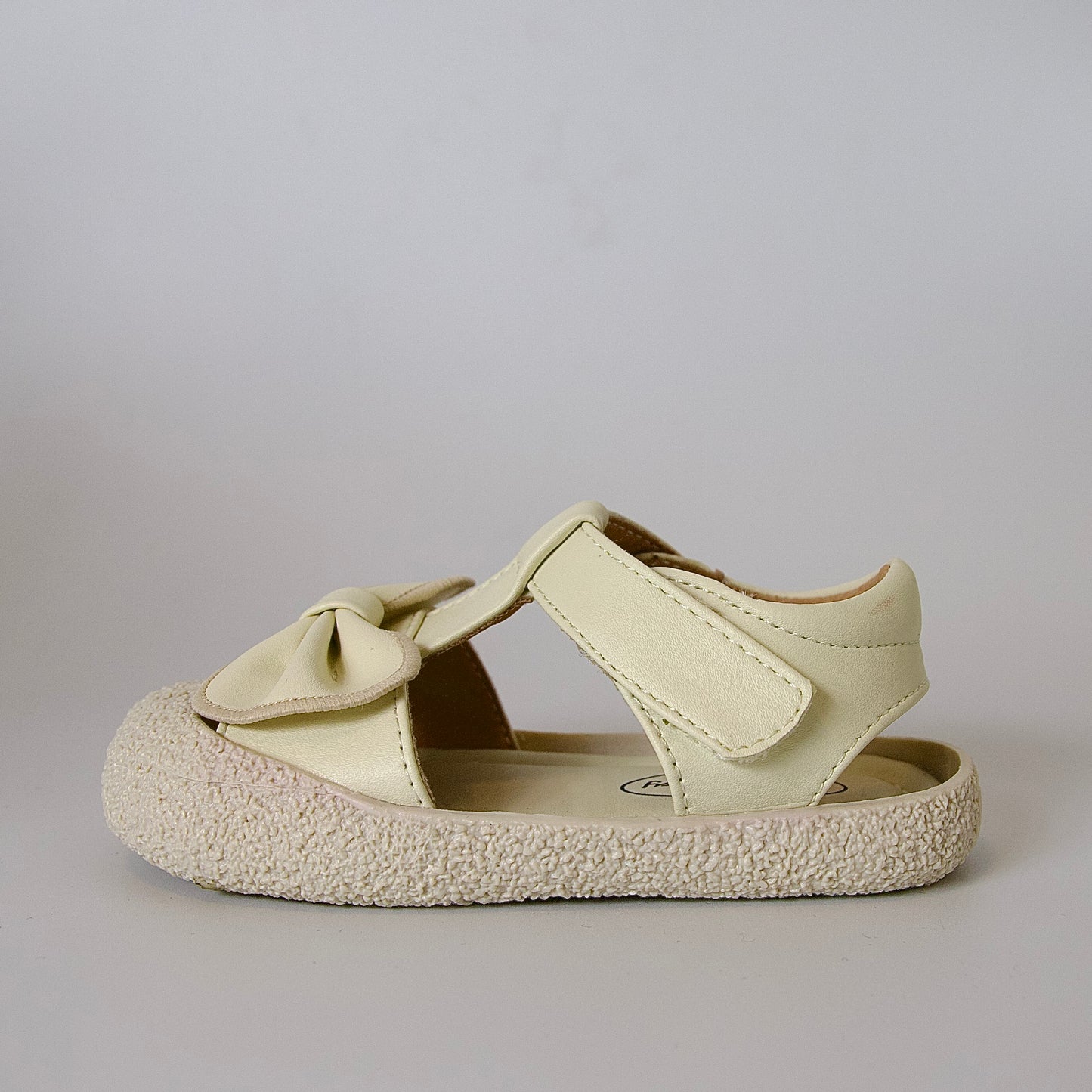 Sandalias beige con moño y punta cerrada — perfectas para el jardín y la arena