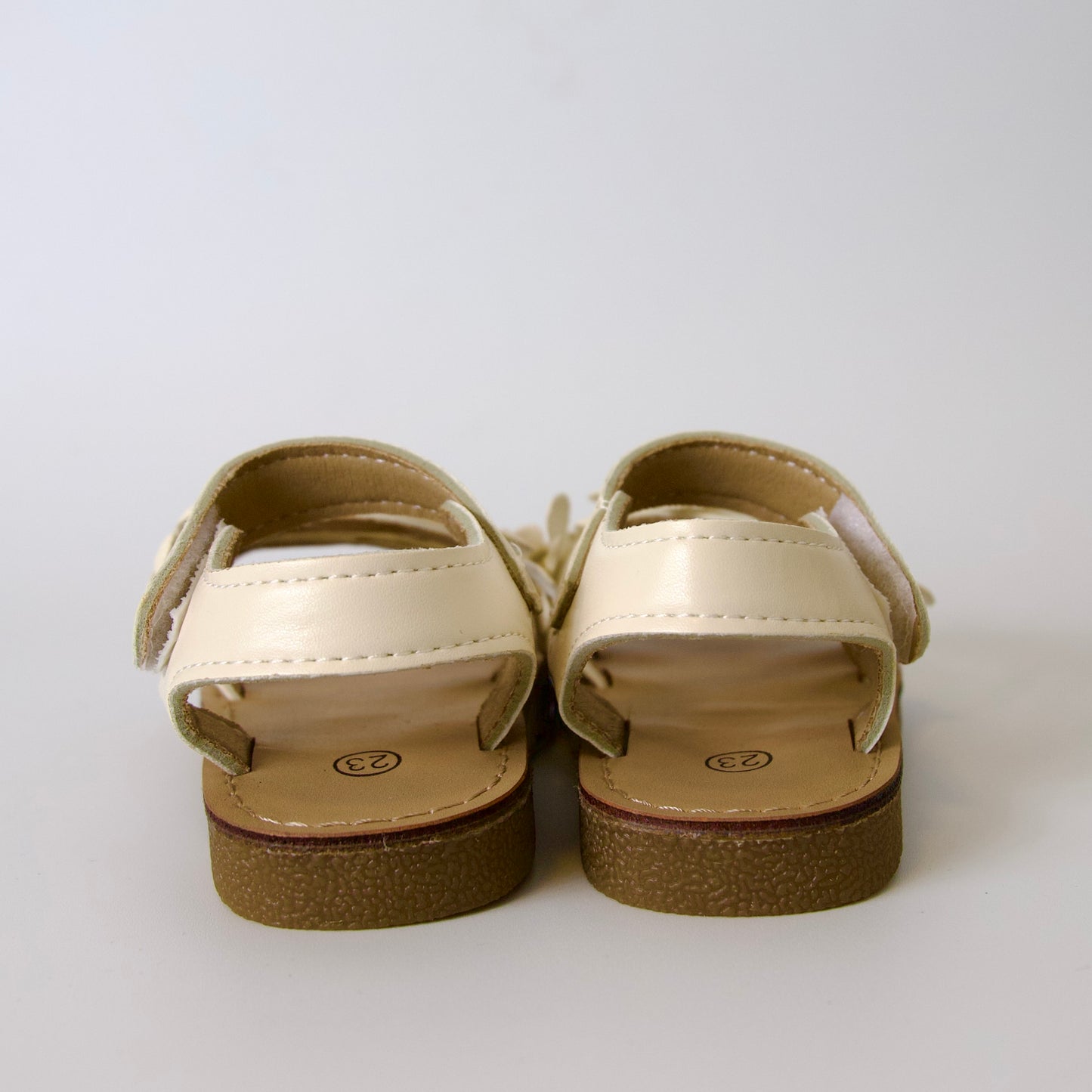 Dulzura en cada paso!
Sandalias con flores en relieve y detalles dorados