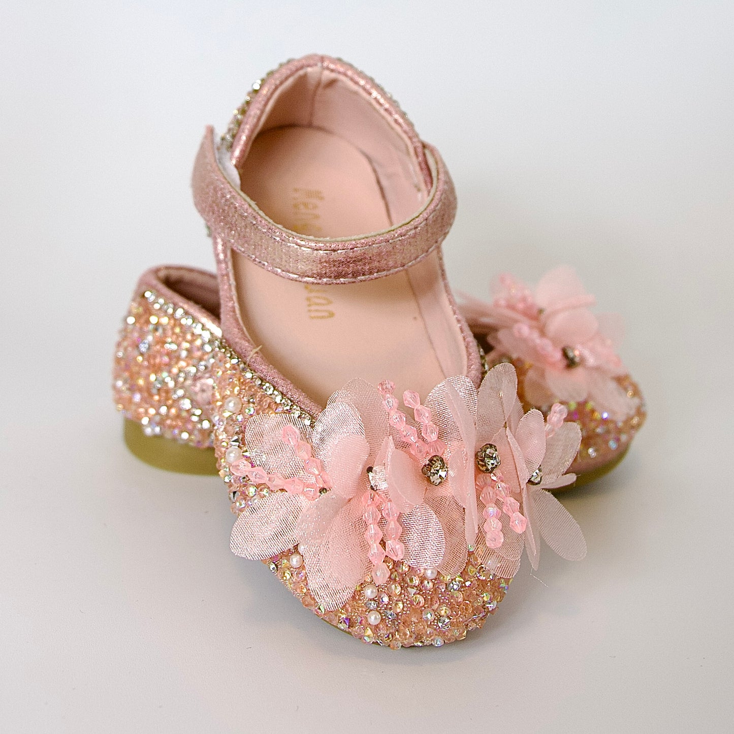 Zapatos rosados con flores y cristales — perfectos para brillar