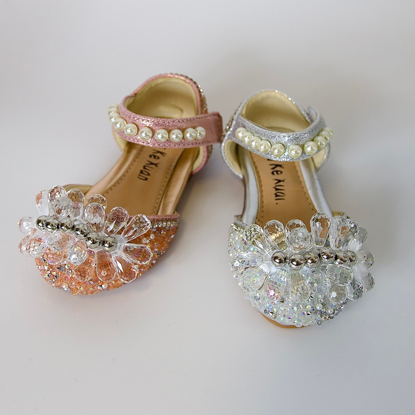 Zapatos festivos con cristales, perlas y cuentas plateadas