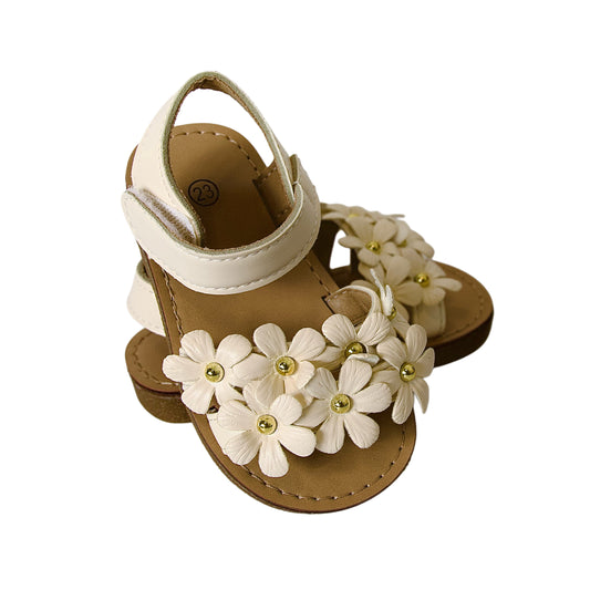 Dulzura en cada paso!
Sandalias con flores en relieve y detalles dorados