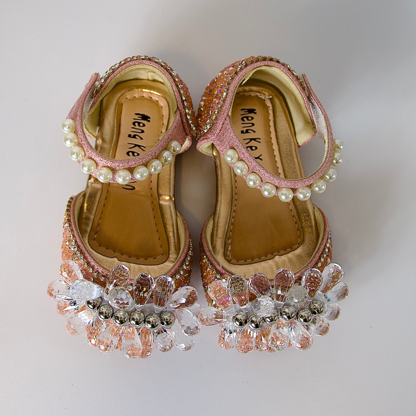 Zapatos festivos con cristales, perlas y cuentas plateadas