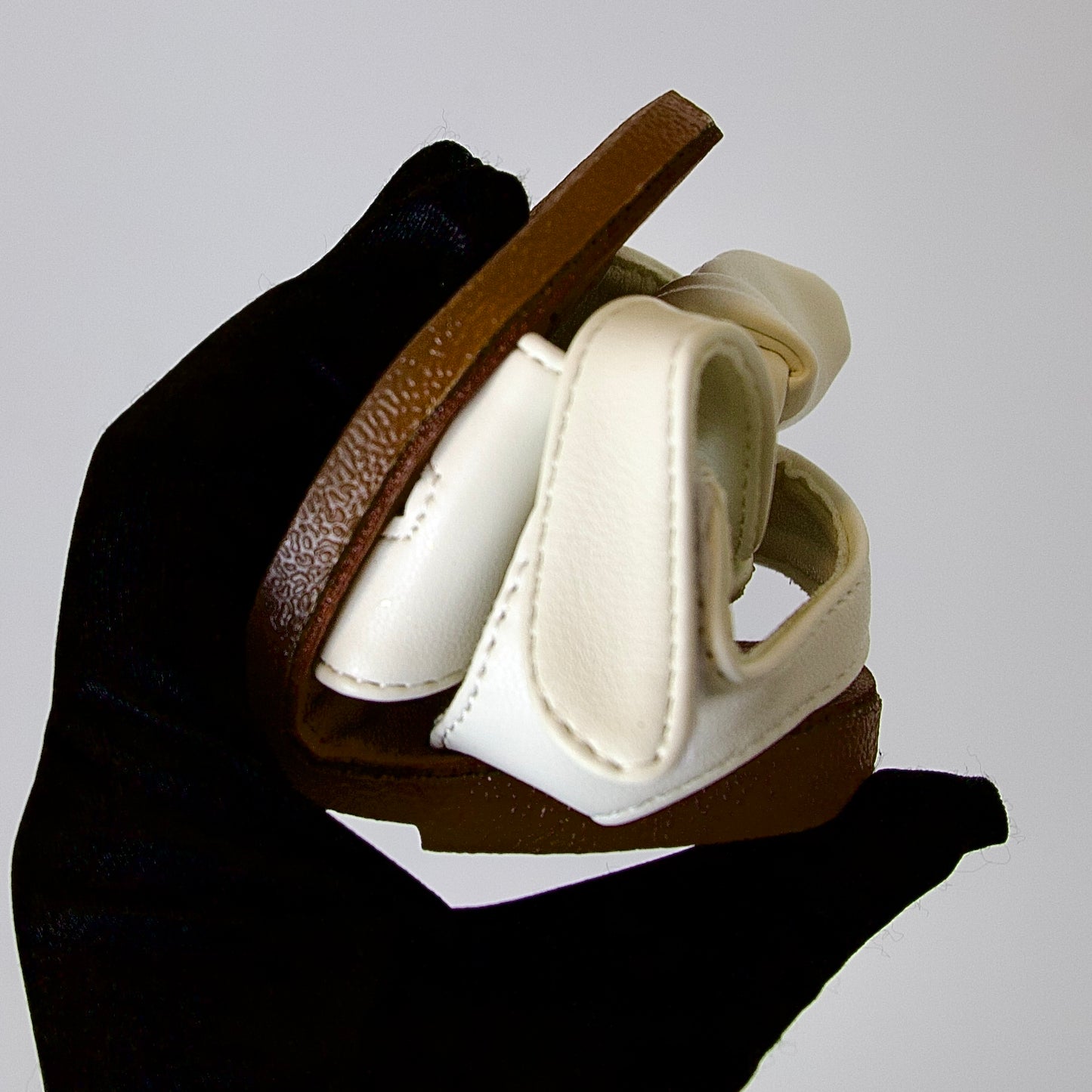 Ligereza y estilo
Sandalias minimalistas con moño suave