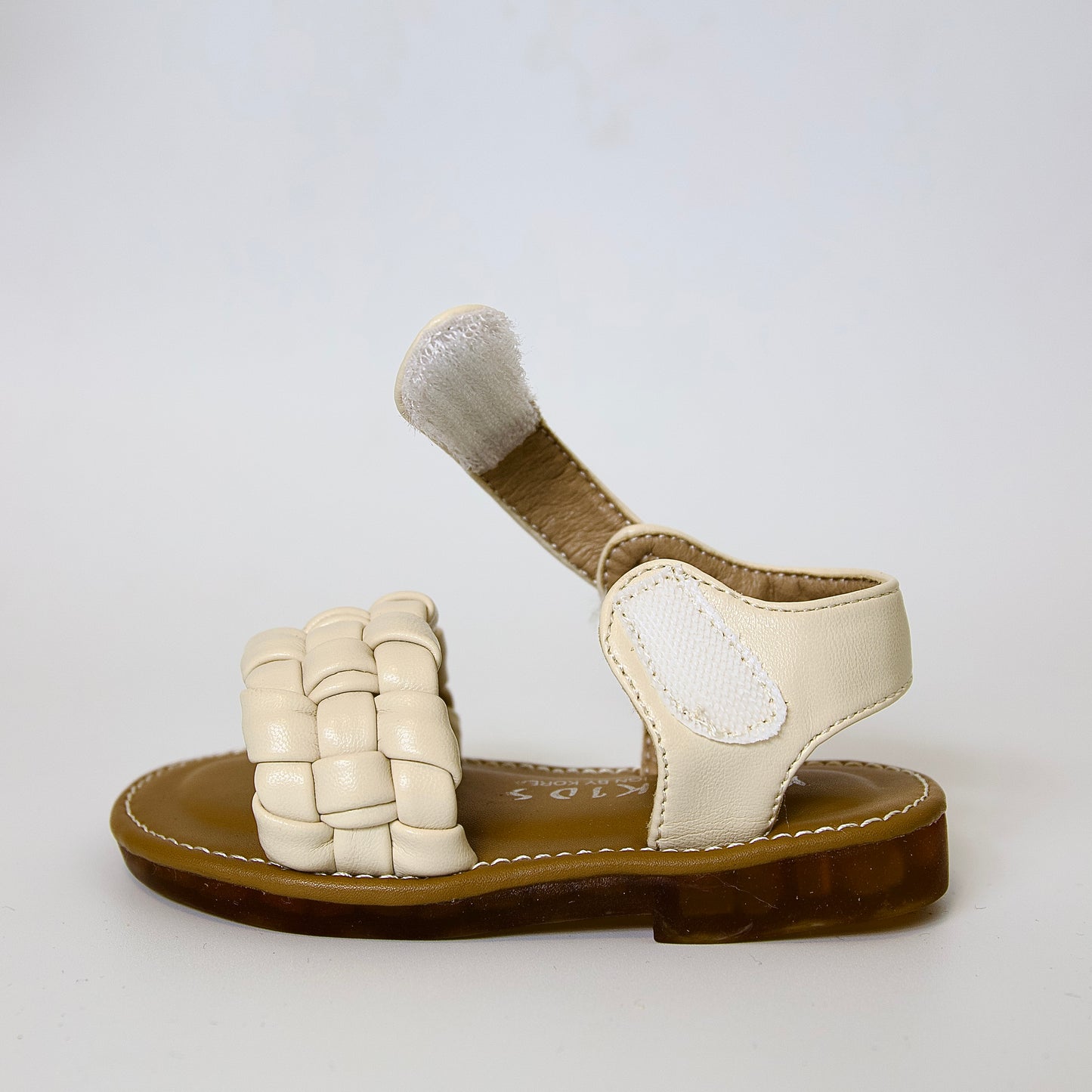 Sandalias tejidas color beige — perfectas para paseos, juegos y días soleados