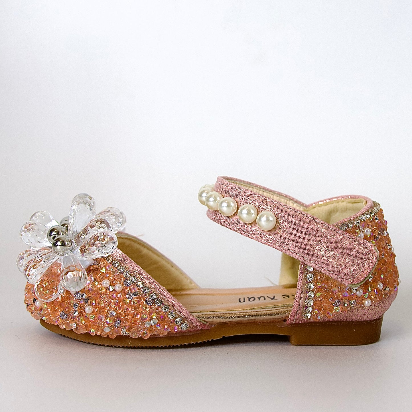Zapatos festivos con cristales, perlas y cuentas plateadas