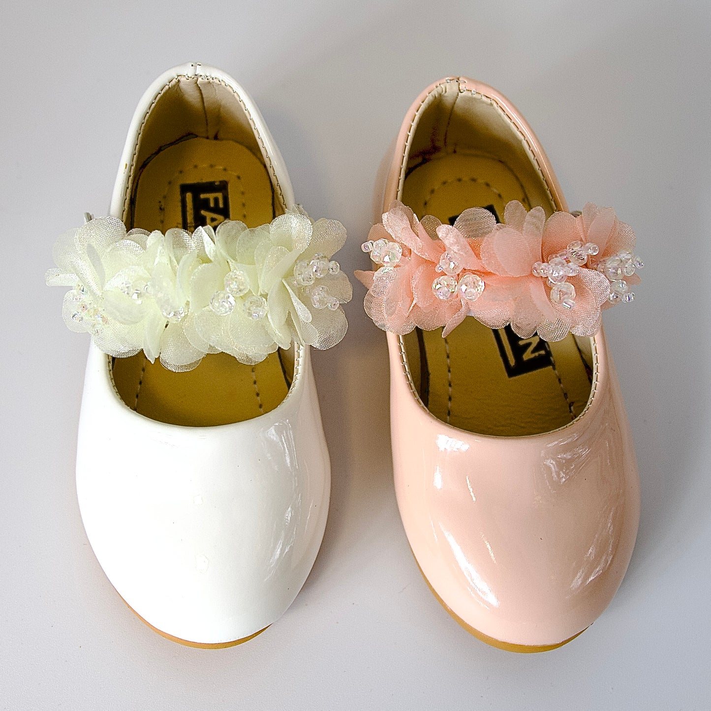 Zapatos charol con flores de cristal — perfectos para momentos especiales