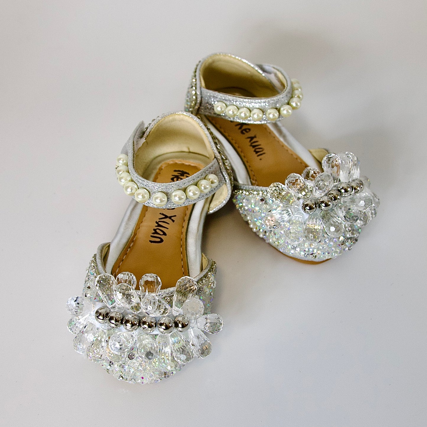 Zapatos festivos con cristales, perlas y cuentas plateadas