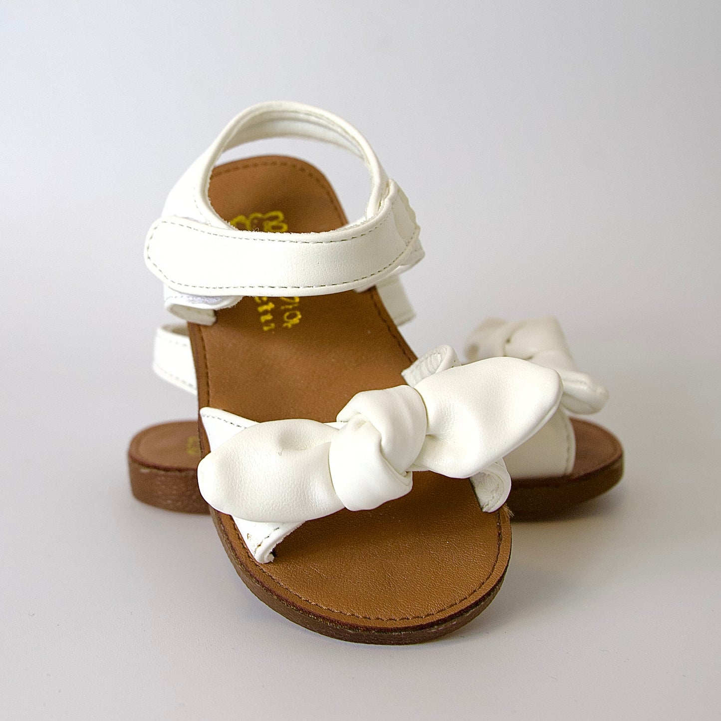 Ligereza y estilo
Sandalias minimalistas con moño suave