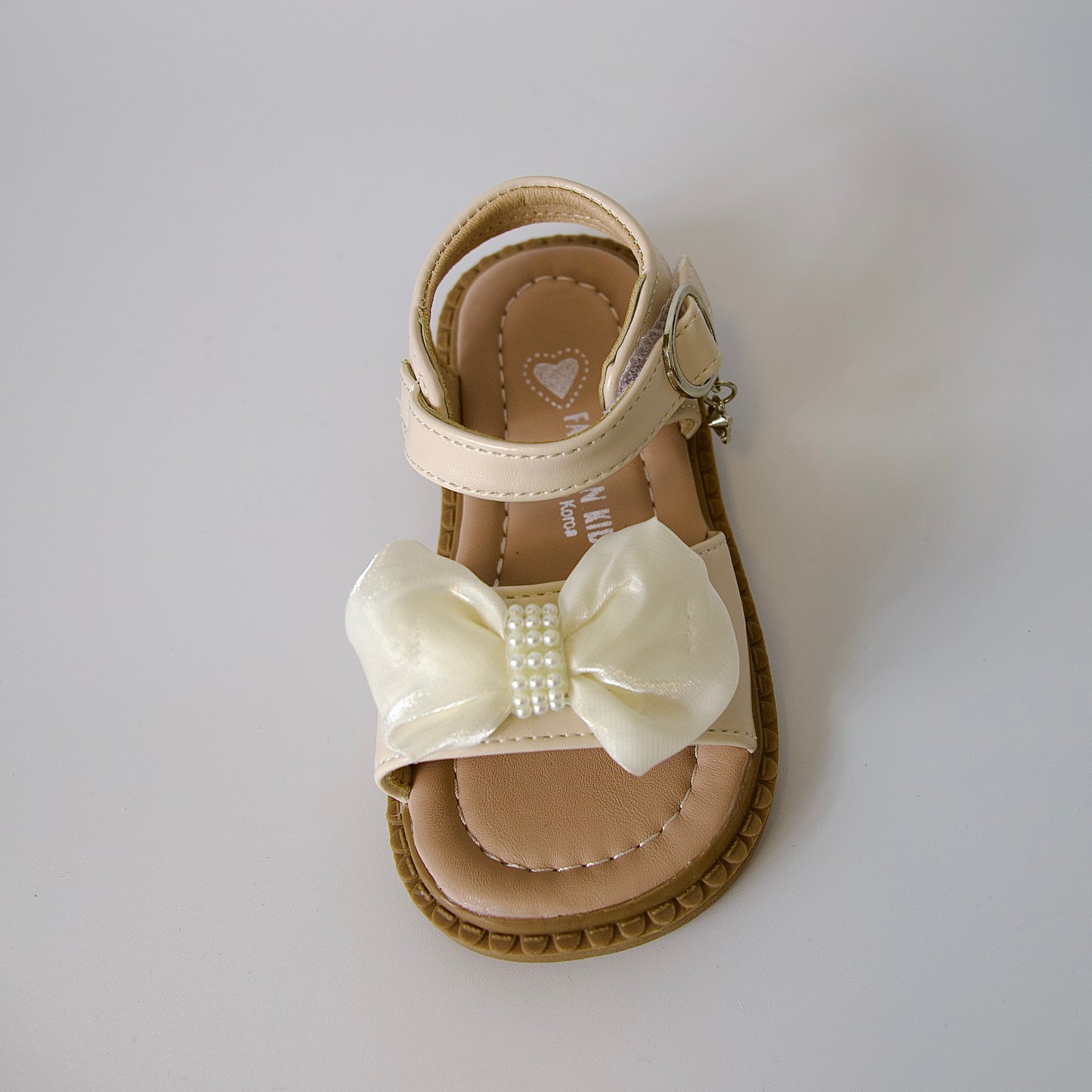 Comodidad con un toque brillante
Sandalias con punta cerrada y lazo con brillos