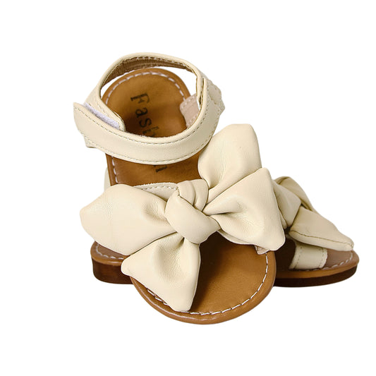 Suavidad con estilo 
Sandalias beige con moño grande — ultra cómodas y listas para jugar