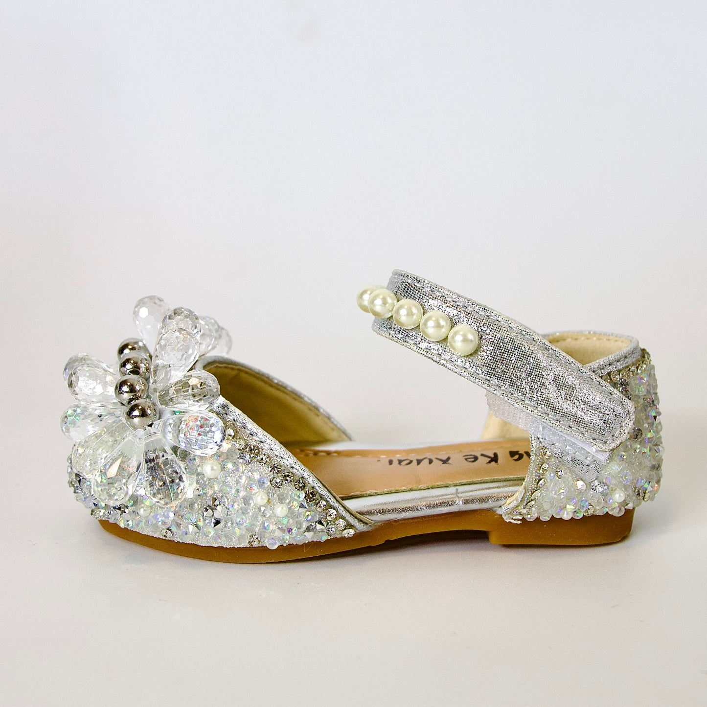 Zapatos festivos con cristales, perlas y cuentas plateadas