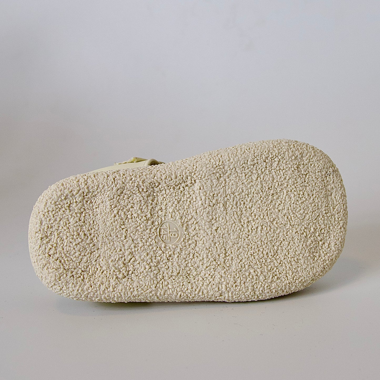 Sandalias beige con moño y punta cerrada — perfectas para el jardín y la arena