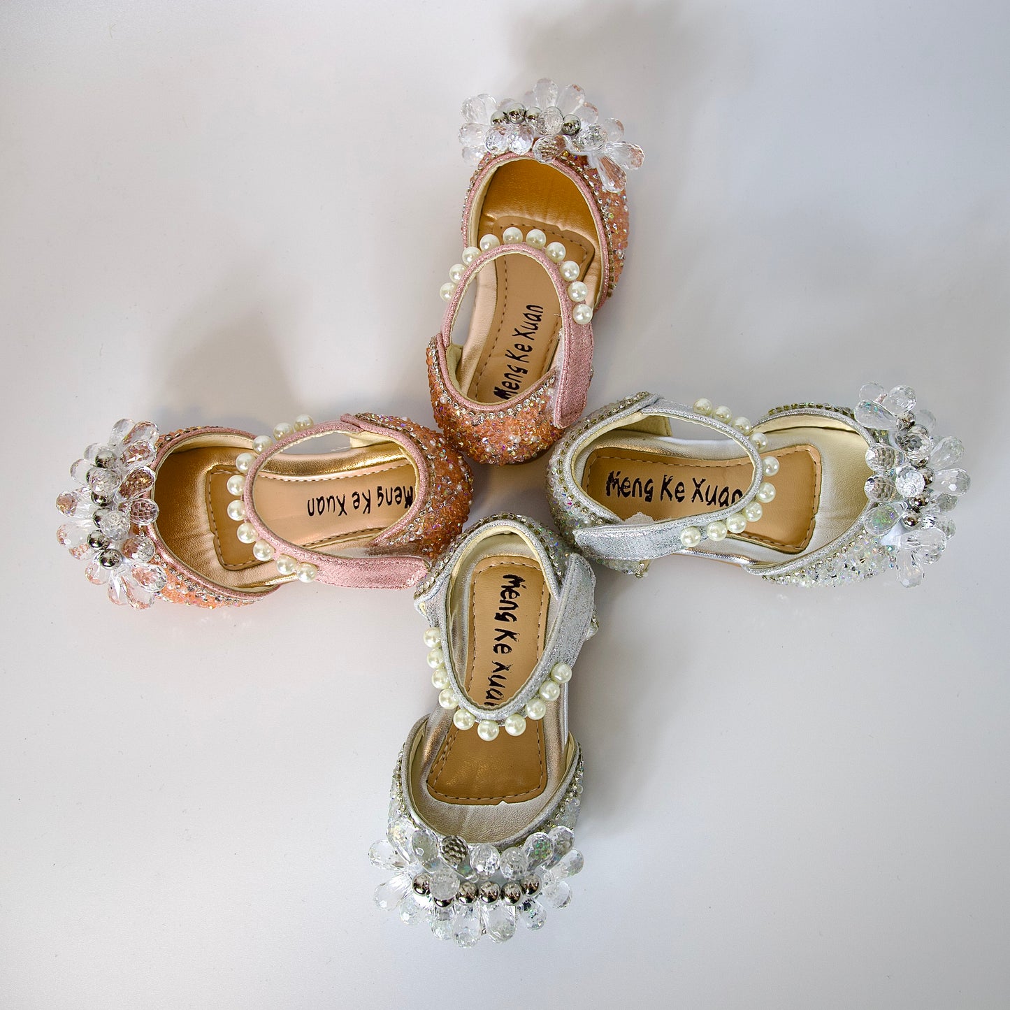 Zapatos festivos con cristales, perlas y cuentas plateadas