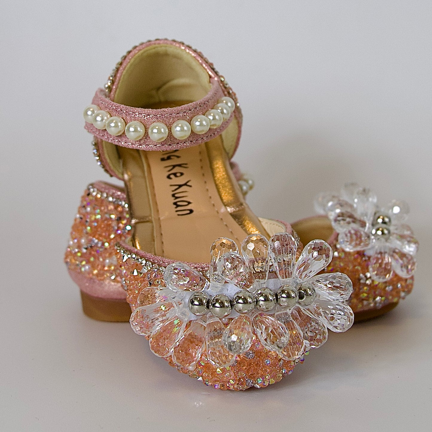 Zapatos festivos con cristales, perlas y cuentas plateadas