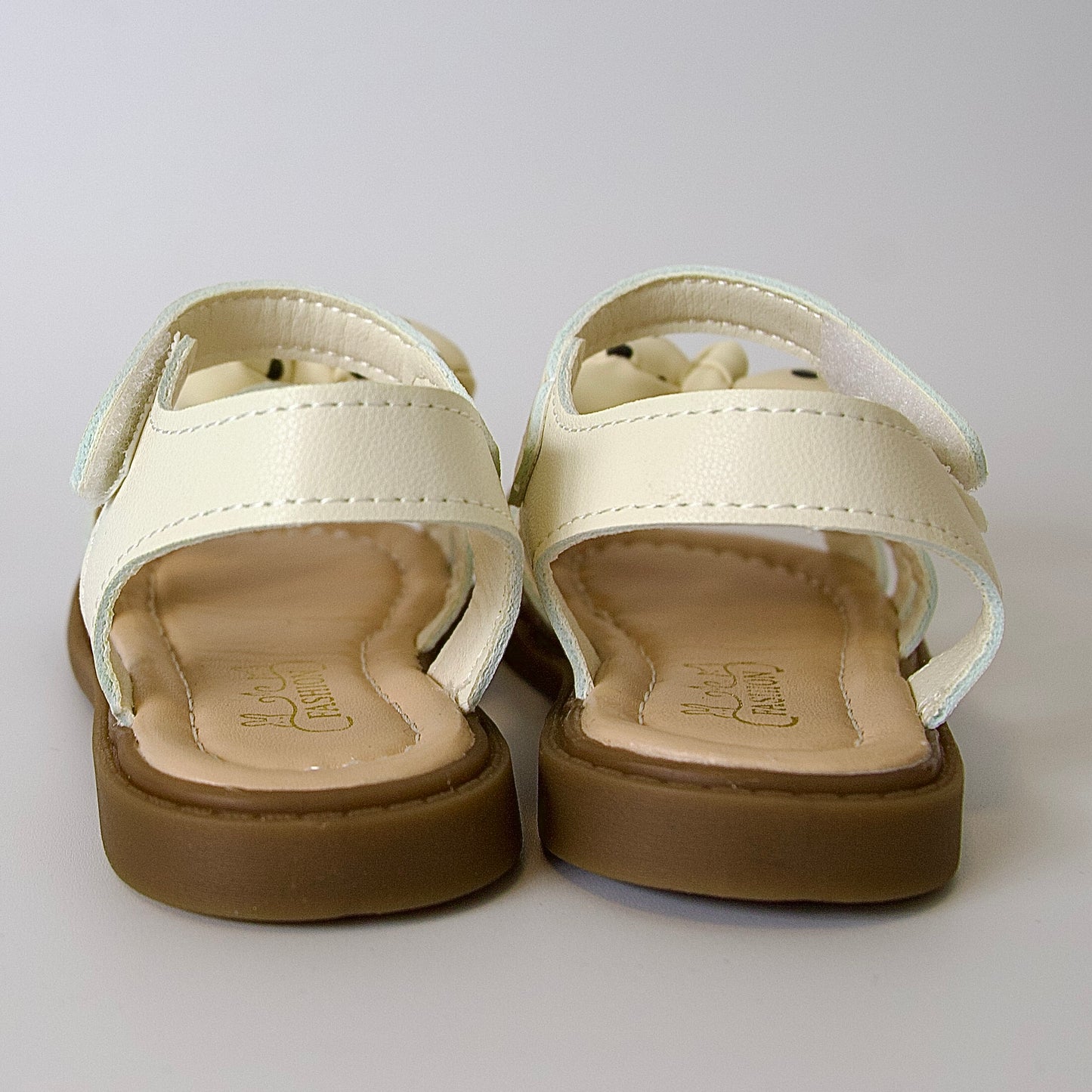 Ligereza y ternura
Sandalias con moño grande en lunares — beige encantador