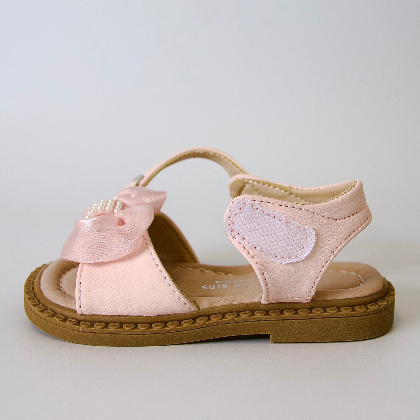 Comodidad con un toque brillante
Sandalias con punta cerrada y lazo con brillos