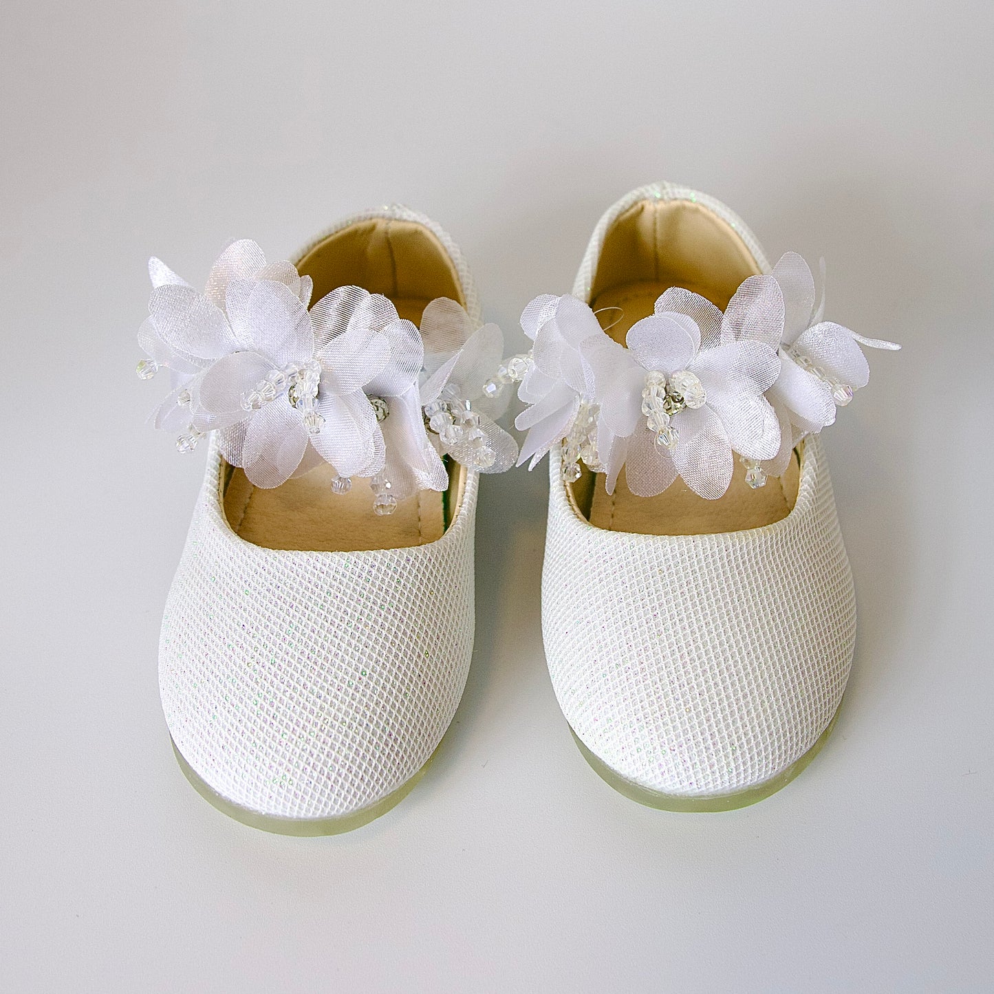 Zapatos blancos elegantes con flores — para celebraciones y momentos especiales