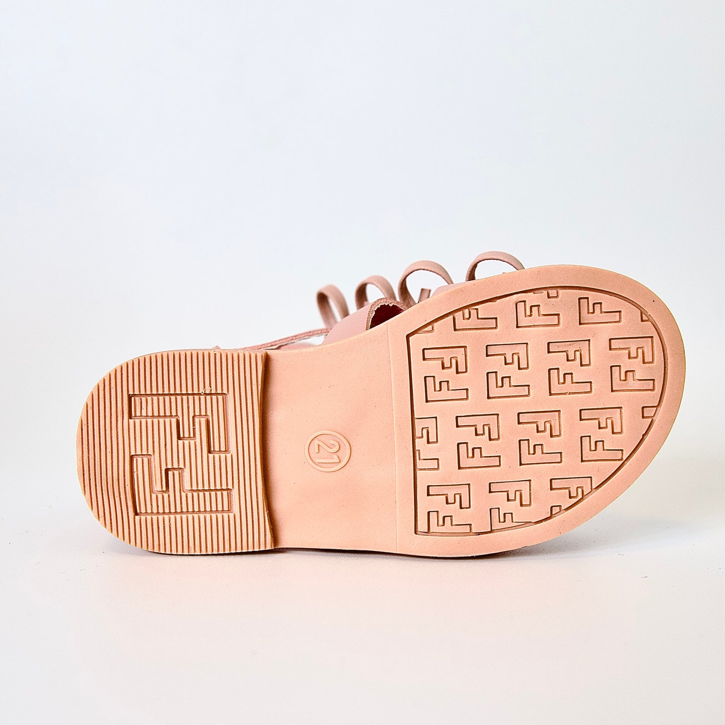 Sandalias tipo gladiador con lazo — modernas, cómodas y perfectas para días activos.