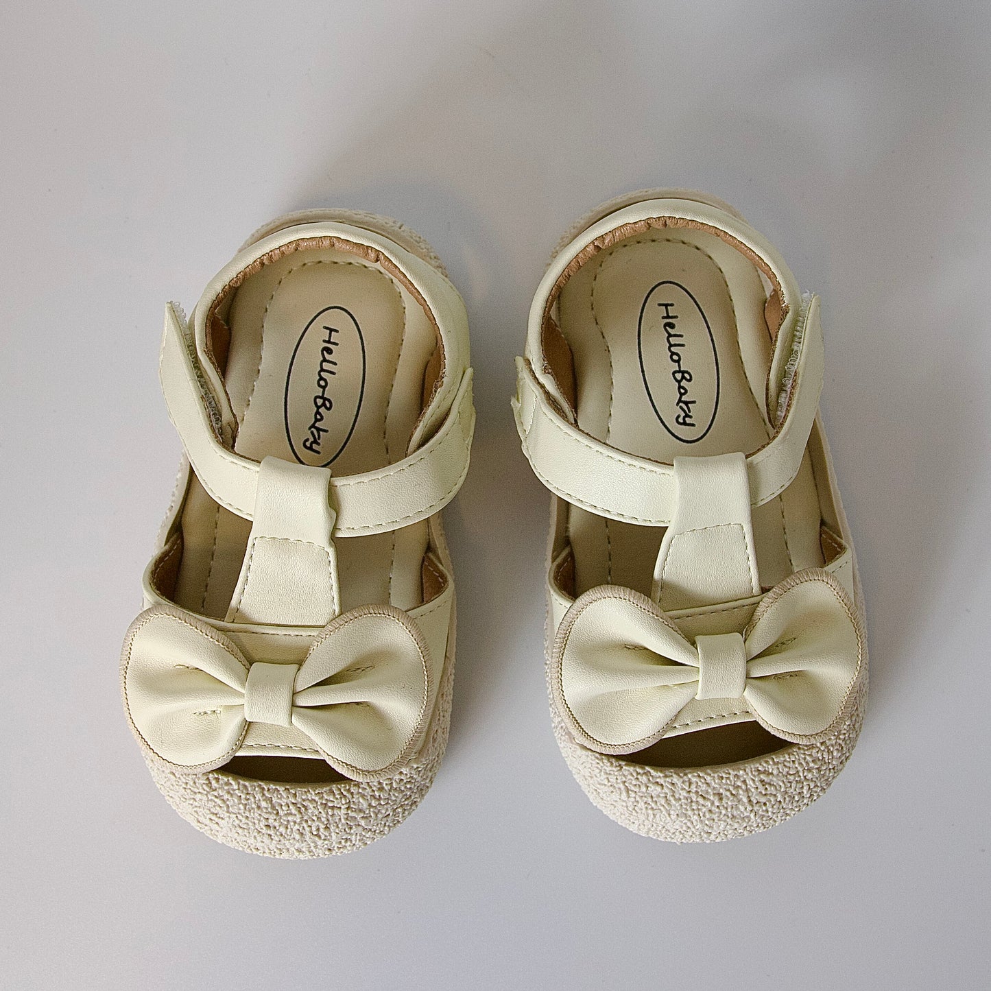 Sandalias beige con moño y punta cerrada — perfectas para el jardín y la arena