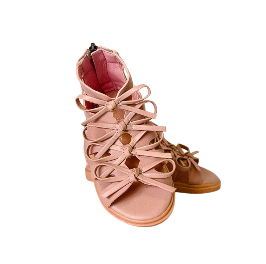 Sandalias tipo gladiador con lazo — modernas, cómodas y perfectas para días activos.
