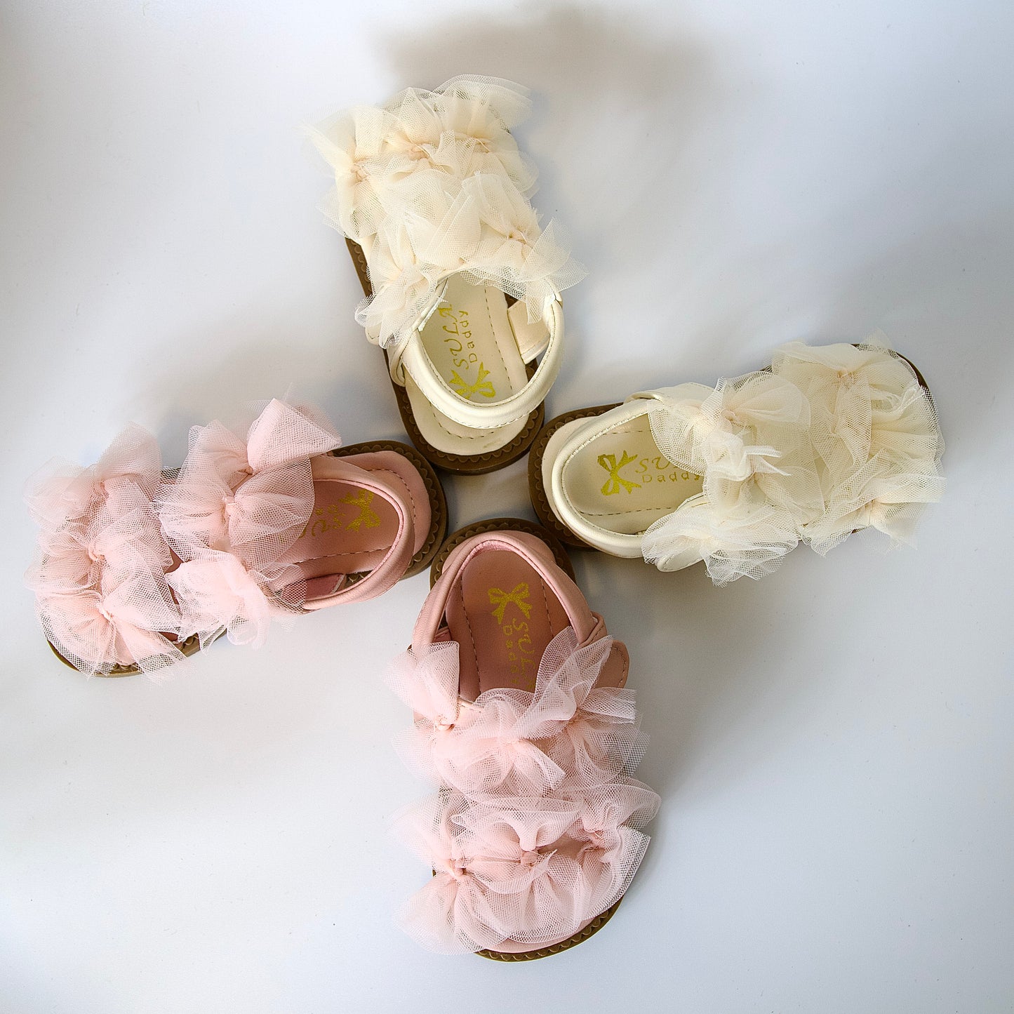 Sandalias con moños de tul — un modelo encantador para niñas.