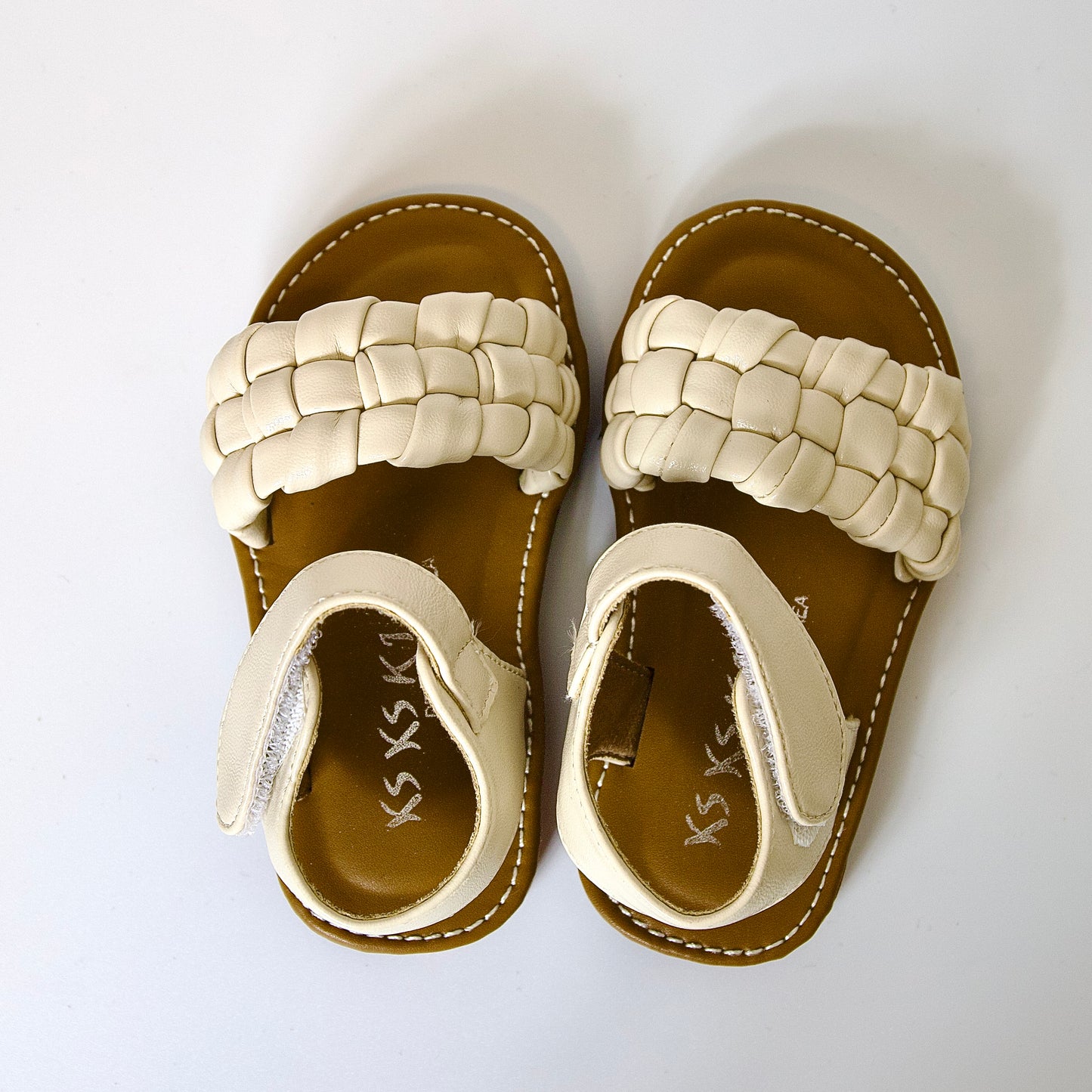 Sandalias tejidas color beige — perfectas para paseos, juegos y días soleados