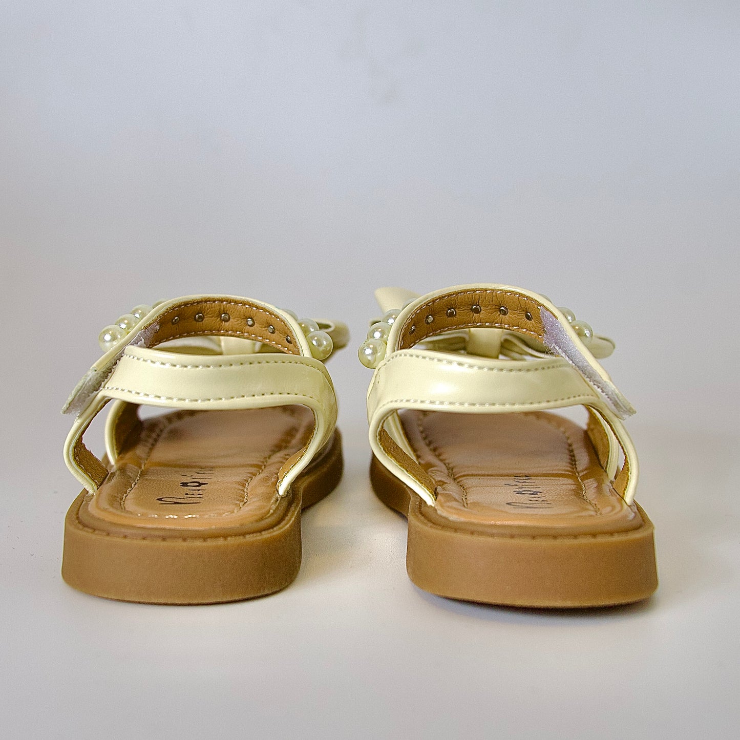 Comodidad con encanto 
Sandalias beige con moño y perlas — suaves, elegantes y perfectas para el verano